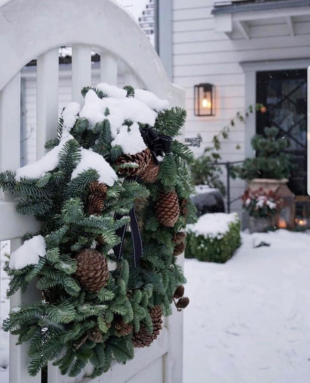 White-Winter-Wonderland-Christmas-Tree-Decor-Ideas-(15)