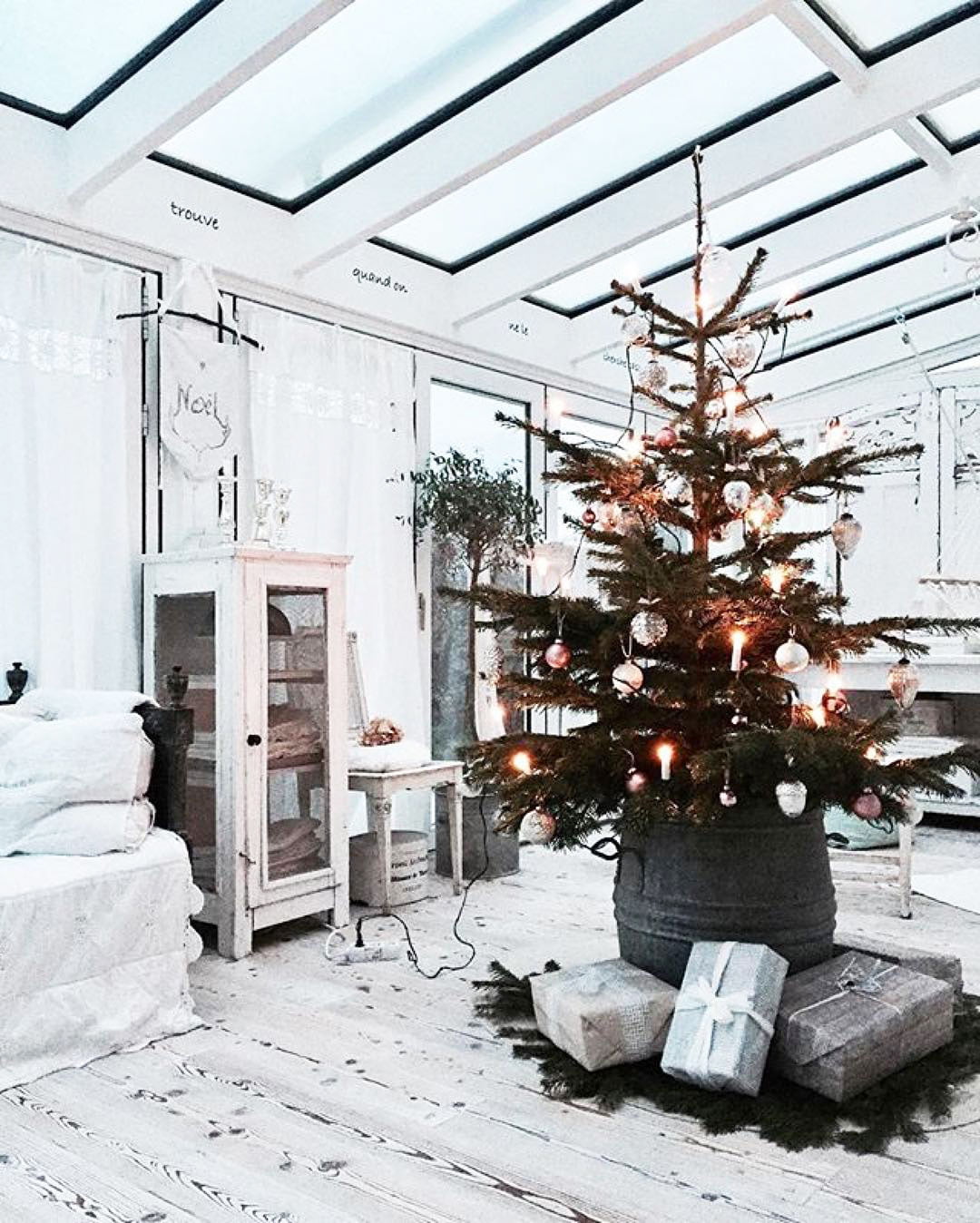 White-Winter-Wonderland-Christmas-Tree-Decor-Ideas-(2)