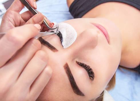 5 Amazing Ways To Remove Eyelash Extensions At Home