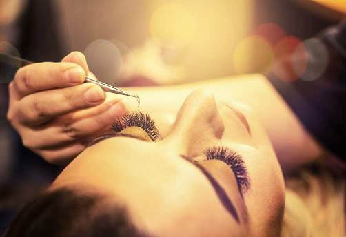 5 Amazing Ways To Remove Eyelash Extensions At Home